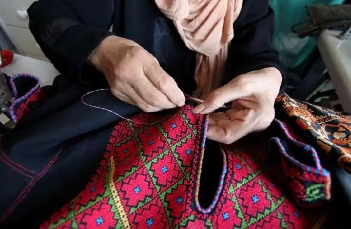 ✨تمكين المرأة في الرقة: مشروع "عطاء وتنمية" يرسم مستقبلاً بالتطريز اليدوي 🧵 - 2