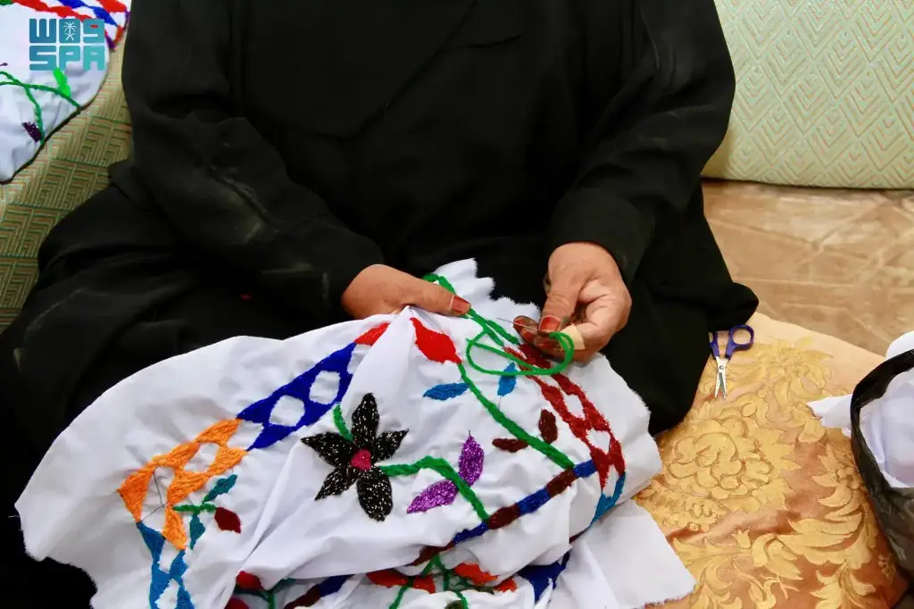 ✨تمكين المرأة في الرقة: مشروع "عطاء وتنمية" يرسم مستقبلاً بالتطريز اليدوي 🧵 - 3