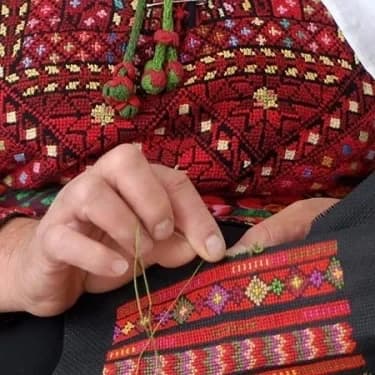 ✨تمكين المرأة في الرقة: مشروع "عطاء وتنمية" يرسم مستقبلاً بالتطريز اليدوي 🧵 - 1